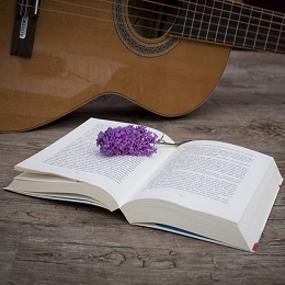 Imagen de un libro y una guitarra