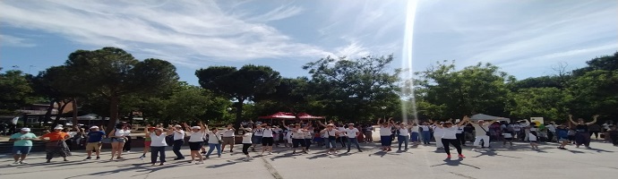 Personas mayores bailando
