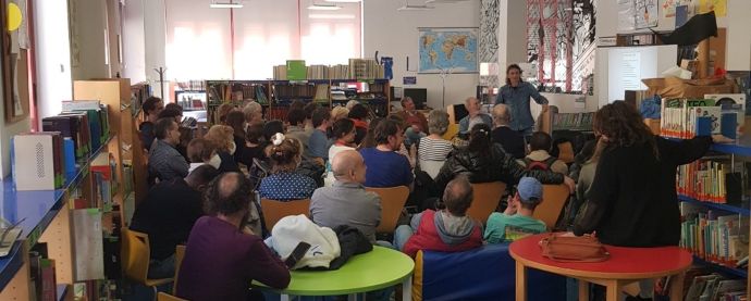 Actividad en la biblioteca con usuarios