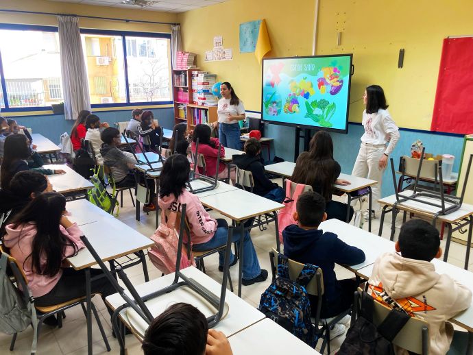 Momento de los talleres sobre alimentaci&oacute;n saludable y sostenible en un colegio p&uacute;blico de Madrid