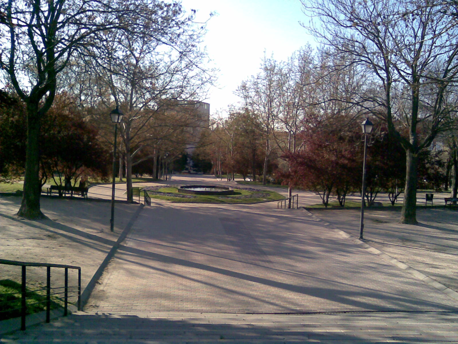 se observa una zona adoquinada con unas escaleras que conducen a una fuente